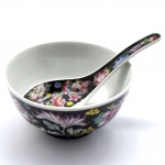 Bowl Chinês em Porcelana com Viva Policromia em Flores. Acompanha Colher com a mesma Pintura. Medida: 5,5 X 11 cm. (Diâmetro da Borda).