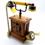 Antigo Telefone com Caixa em Madeira Entalhada e Baquelite "TELEART". Modelo Madame. Medida: 35 X 30 X 13 cm.