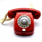 Telefone Retrô Vintage em Baquelite na Cor Vermelha. Marca "TESLA" - Ano 1968. Possui Botão para Transferência de Linha.