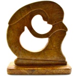 Escultura de Mesa em pedra Sabão. Figura feminina Estilizada em Base Retangular. medida: 16 x 14 x 5 cm.