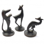 3 (Três) Miniaturas em Bronze de Animais. 1 (um) Cachorro, 1 (um) Dragão e 1 (um) Alce. medida: 5 cm. (Altura).