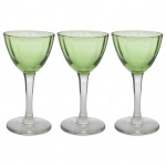 3  (Três) taças para Licor em Cristal na Cor Verde. Fuste e Base Transparente. Medida: 9 x 5 cm. (Diâmetro).