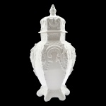 Potiche em Porcelana Vitrificada na Cor Branca, com Rico Moldado em escamas e Figuras Fitomórficas em relevo. Medida: 33 x 16 cm. (Diâmetro)