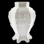 Vaso em Porcelana Vitrificada na Cor Branca, com Rico Moldado em escamas e Figuras Fitomórficas em relevo. Medida: 23 x 16 cm. (Diâmetro)