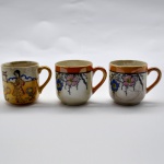 3 (Três) Antigas Xícaras de Café em Fina Porcelana japonesa. Craquelado do Tempo. medida: 5 x 4,5 cm. (Diâmetro).