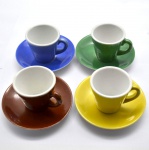 4 (Quatro) Xícaras de Café em Porcelana "Barão do Rio Branco". Acompanha Pires nas Cores Verde, azul, amarelo, âmbar. Medida:5 cm. (Altura).