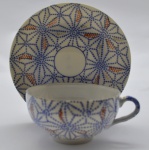 Finíssima Xícara Chá em Porcelana Branca Japonesa. Pontilhada em Desenhos Geométricos em Tons Azul e Vermelho.
