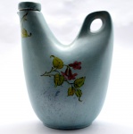 Moringa para Água em Cerâmica na Cor Azul com Pintura de Ramo de Flores. Modelo Galinha Estilizada. Medida: 19 x 15 X 12 cm.