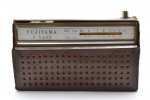 Antigo Rádio Transistor "FUJIYAMA" 3 BANDAS, Portátil, Anos 60. Acompanha Capa de Couro original. FUNCIONA COM 2 PILHAS MÉDIAS.