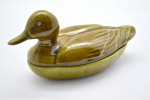 Enfeite Mesa/Multiuso em Porcelana Cerâmica Vitrificada em Tom esverdeado na Figura de Gracioso Pato. Medida: 10 x 20 x 9 cm.