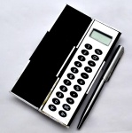 Mini Calculadora de Bolso. Acompanha Caneta. Medida: 11 x 3 cm.