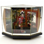 Antigo Enfeite de Mesa Japonês Com Gueixa na Caixa de Vidro - Medida : 18 X 14,5 X 9 cm.