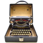 Maquina de Escrever Americana CORONA 3 TYPEWRITER CO. INC , Com Estojo. Muto bem Conservada. PATENTED JULY 10 1917.  Medida da Maquina = 27 X 16 X 23 cm. / Medida do Estojo : 29 X 12 X 25