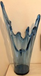 Belíssimo vaso de vidro repuxado, estilo murano, na cor azul royal. Med. 40cm de altura.