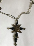 BIJUTERIA FINA- Belíssimo e antigo colar em ouro envelhecido com pingente representando cruz de oito pontos. Fecho contrastado: L'eclipse. Med. 39cm