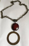 BIJUTERIA FINA- Lindo e antigo colar pendente em metal envelhecido com pedra pendente na cor âmbar. Med. 45cm