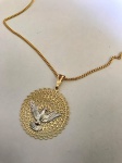 Belíssimo colar e pingente em banho de ouro representando Divino Espírito Santo. Medalha contrastada com a oração do Pai Nosso. Med. 22cm (colar) e 3cm (pingente)