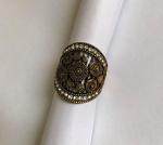 BIJUTERIA FINA- Lindo anel estilo Indiano em metal envelhecido, cravejado por strass. Aro 20