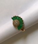 BIJUTERIA FINA- Belíssimo anel no feitio leque, decorado com pedras na cor verde esmeralda. Aro 20
