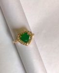 BIJUTERIA FINA- Delicado anel em metal dourado, galeria central representando coração na cor verde esmeralda. Aro. 19