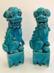 Belíssimo par de esculturas em porcelana  representando Cão de Fó. O Cão de Fó também é conhecido como o Cão Celestial, e o Cão da Felicidade. Med.20cm (cada)