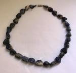 Belíssimo colar/gargantilha em contas com pedras em  Quartzo Azul. Med.20cm (fechado)