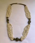 BIJUTERIA FINA- Elegante colar em contas de miçangas na cor branca e metal prateado. Med. 30cm (fechado)