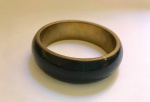 BIJUTERIA FINA- Belíssimo bracelete em resina na cor preta, interior em metal dourado. Antiga. Med. 8cm