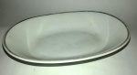 Bela bowl em porcelana Renner no tom branco filetado a prata. Med. 23x16x4cm