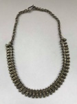 NEPAL/ÍNDIA- Belíssima gargantilha em metal prateado. Med. 20cm (fechada)
