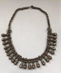 NEPAL/ÍNDIA- Belíssima gargantilha em metal prateado com apliques pendentes. Med. 21cm (fechada)