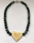 Belíssimo colar em pedras Jade com coração em marfim.Fecho em metal prateado. Med. 21cm(fechado)