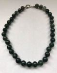 Belíssimo colar com contas em pedra Jade, fecho em metal prateado. Med. 21cm(fechado)