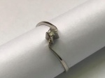 JOIA- Belíssimo anel solitário em ouro branco, formato torcido, cravejado por linda pedra de brilhante. Aro 20