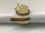 JOIA- Lindo anel em prata dourada, designer aberto, composto por belíssima pedra em cristal branco. Aro.14