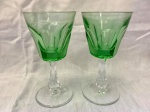 Belíssimo par de taças para vinho do porto em cristal no tom branco e verde. Lapidação dedão. Med. 13cm