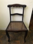 Belíssima cadeira em Jacarandá e palhiha (bom estado). Med. 80cm