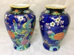 Lindo par de vasos em porcelana Japonesa na cor azul cobalto, decorado com pavão e flores. Med. 15cm (cada)