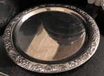 Bela bandeja circular, de aço inox, meridional, bordas no estilo Português. Med. aproximadamente 30cm de diâmetro.