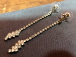 Bijuteria Fina - Copia de joia - Belo par de brincos pendentes, de metal prateado e strass.