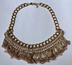 Bijuteria Fina - Belíssimo colar de metal dourado, modelo dito "Gola". Muito usado para compor gola de blusa ou vestido. Novo.