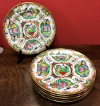 Excepcional conjunto de 06 pratos rasos, de porcelana oriental, no estilo MANDARIM. Ricamente decorados com ouro. Séc. XX.