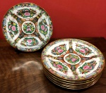 Excepcional conjunto de 06 pratos rasos (Para salada ou sobremesa),  de porcelana oriental, no estilo MANDARIM. Ricamente decorados com ouro. Séc. XX.
