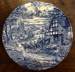 ENOCH WEDGWOOD - ENGLAND - Belíssimo prato para coleção, de porcelana inglesa, no estilo azul e branco, decorado com cena de cotidiano de vilarejo.  Med. aproximadamente 25cm.