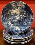 ENOCH WEDGWOOD - ENGLAND - Belíssimo conjunto de 06 pratos fundos, de porcelana inglesa, no estilo azul e branco, decorado com cena de cotidiano de vilarejo.