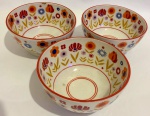 Belo conjunto de 03 bowls consome, de porcelana nacional, coloridas.