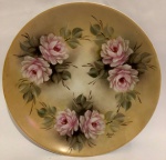 Belo prato para coleção, de porcelana, pintada a mão, com motivos florais. Assinado. Med. aproximadamente 25cm de diâmetro.