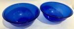 Belo par de bowls, para servir, de vidro no tom azul cobalto.