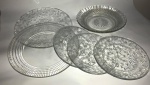 Miscelânea -  06 pratos de vidro translúcido, diversos. Lote vendido no estado. Um deles contém discreto bicado.