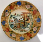 Coleção - Belíssimo prato de porcelana oriental, decorado com cena típica de cotidiano de gueixas.  Med. aproximadamente 20cm.